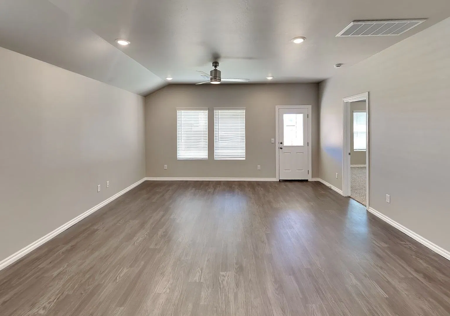 Very Nice 4 Bedroom 2 Bath Home in Yukon Schools — Photo 4