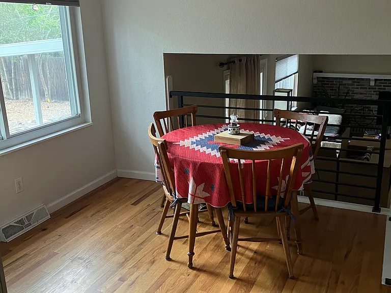 945 Daphne St — Photo 2