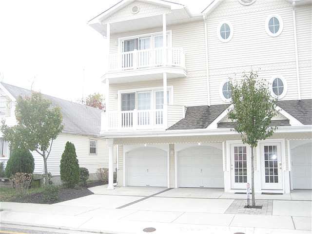 1st image of 324 W Roberts Ave