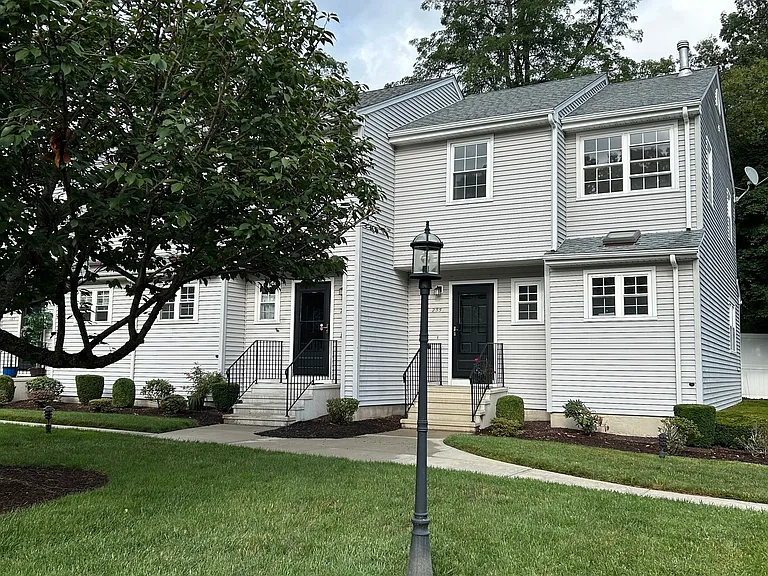 235 Red Oak Ln #235 — Photo 1