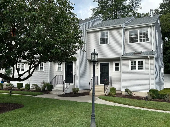 235 Red Oak Ln #235, Bridgeport, CT 06606