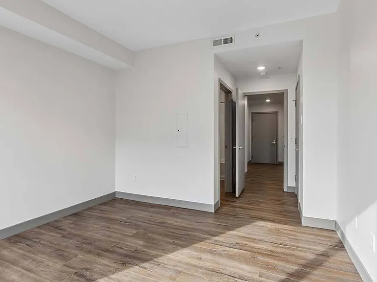 Midtown Crossing Apartments — Photo 181