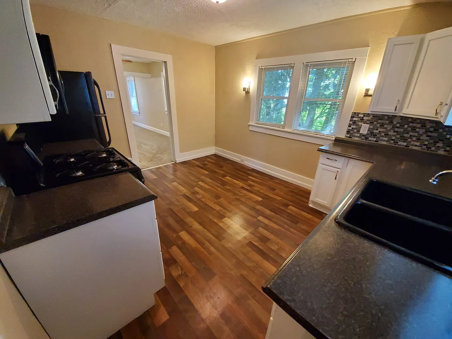 2 Bedroom, 1 Bathroom home with large garage — Photo 3