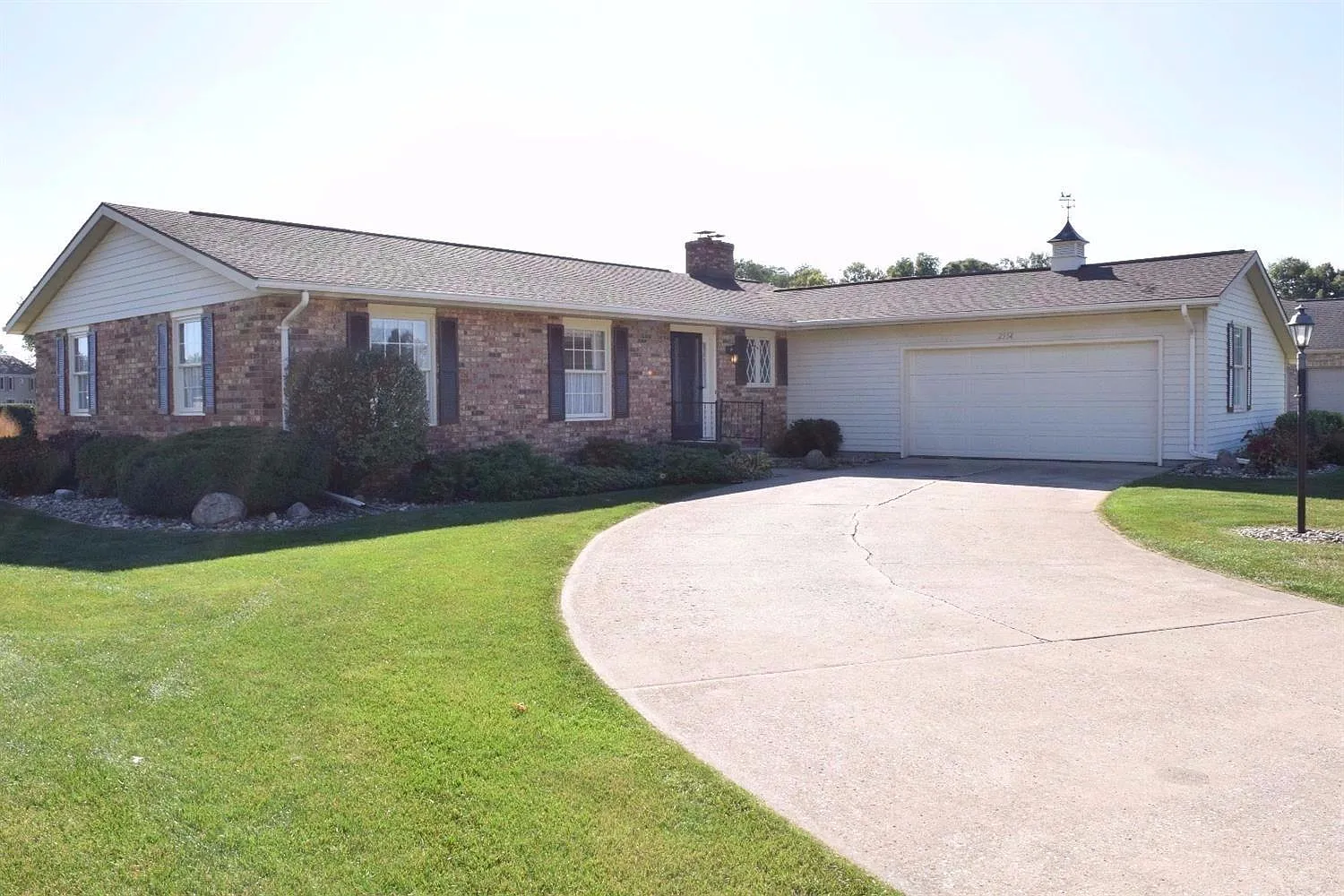 2554 W Larch Ln photo 1