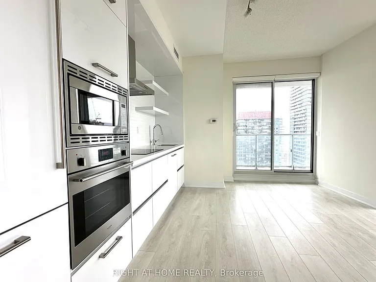 2221 Yonge St #3102 — Photo 16