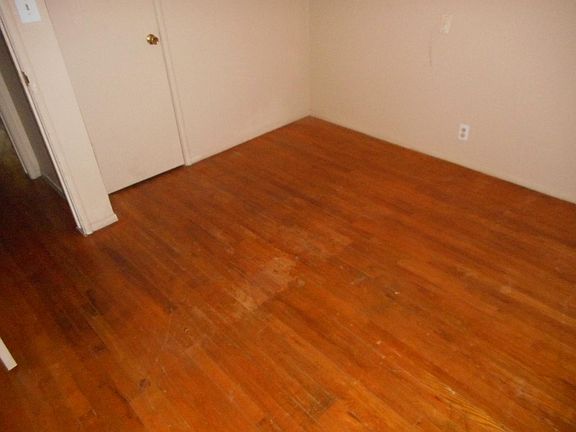 5th image of 906 S Van Buren St