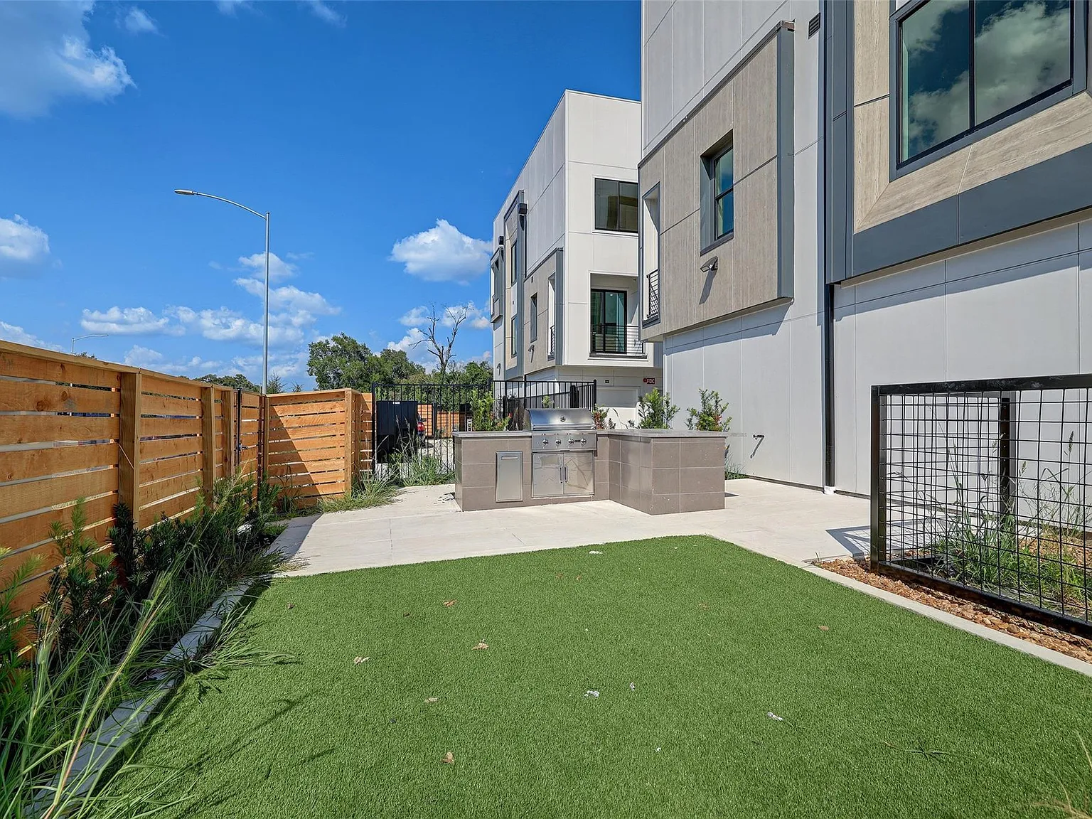 2 bed, 2.0 bath, 1027 sqft, $1,650 — Photo 3
