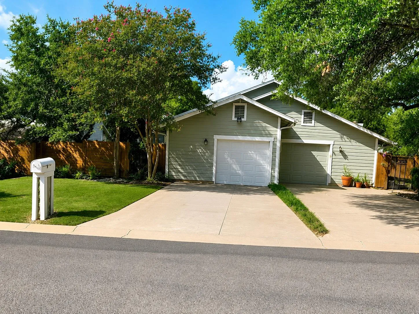 2 bed, 2.0 bath, 1232 sqft, $2,700 — Photo 1
