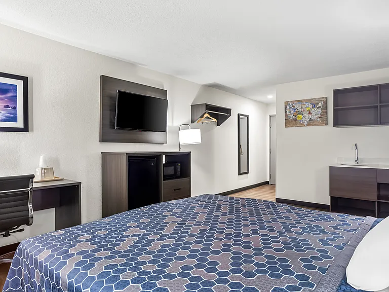 1100 Express Ln #120 — Photo 2