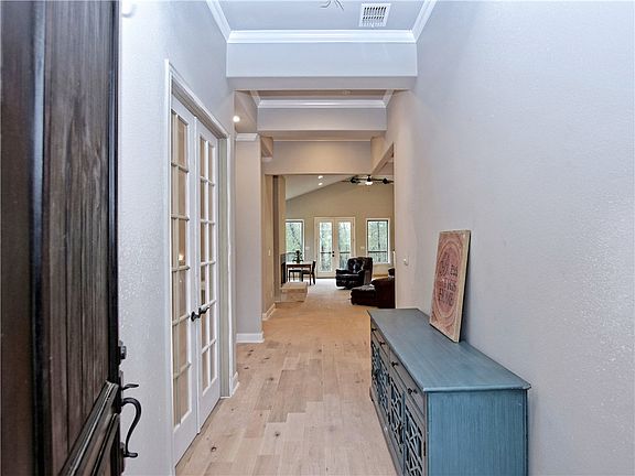 3rd image of 180 Sabine Dr