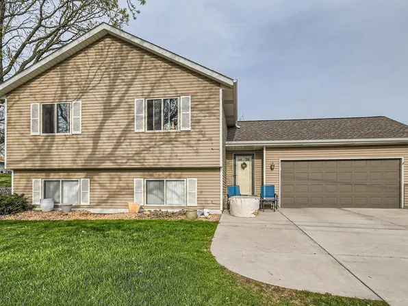 2016 McMenemy St, Saint Paul, MN 55117