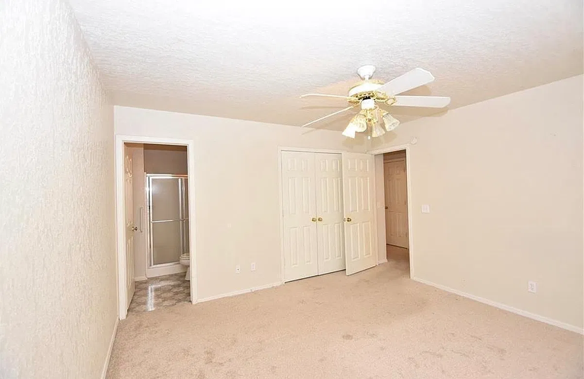 223 N Elm St — Photo 4