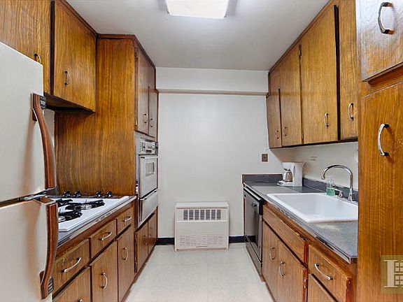 3rd image of 401 E 65th St APT 3G