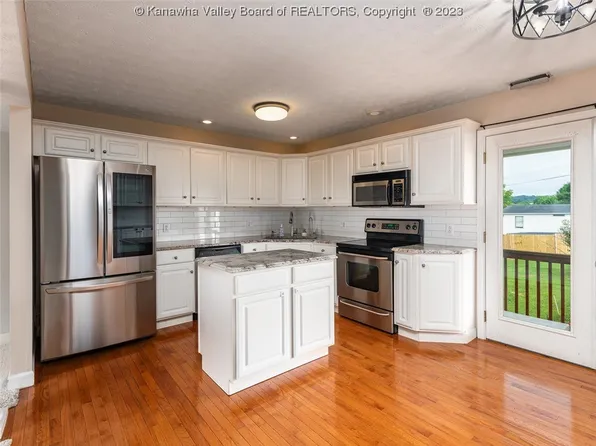 3158 Putnam Ave, Hurricane, WV 25526