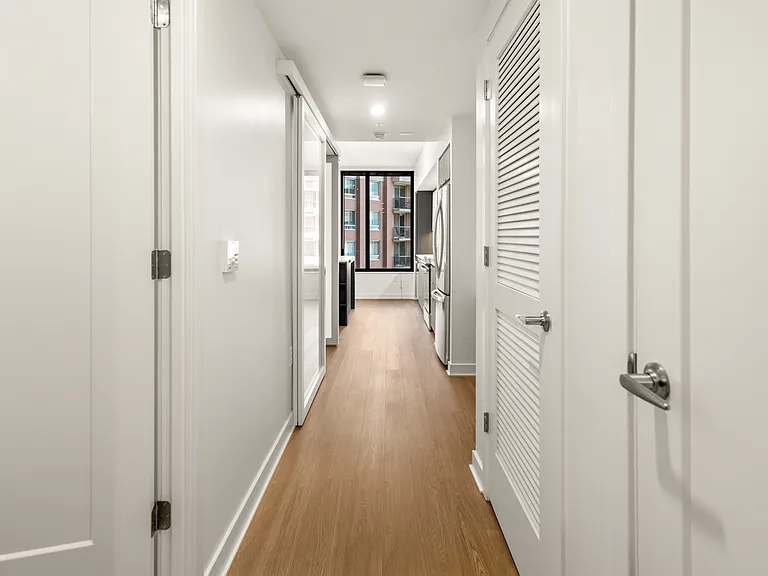Solaire 7607 Old Georgetown — Photo 16
