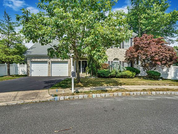 4th image of 210 Tamarack Ct