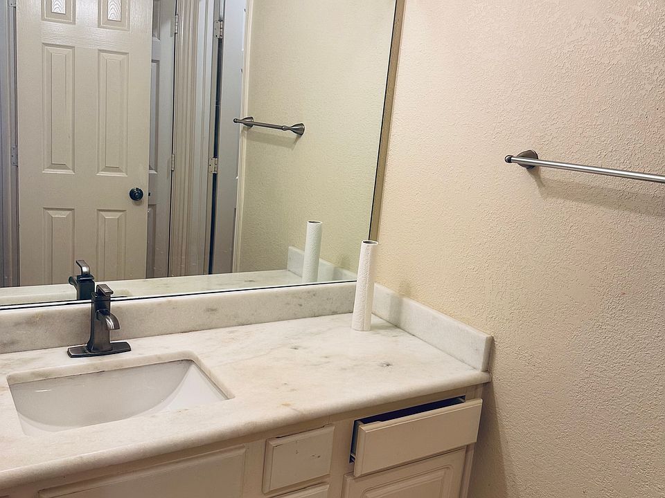 1st image of 2805 Glen Hollow Dr