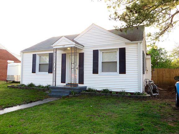 2nd image of 32 Colin Dr W