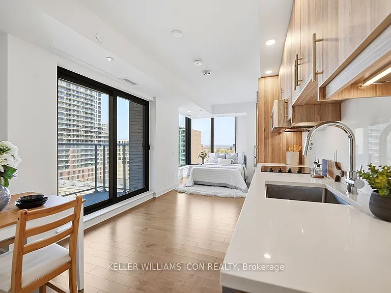 180 George St #1002 — Photo 11