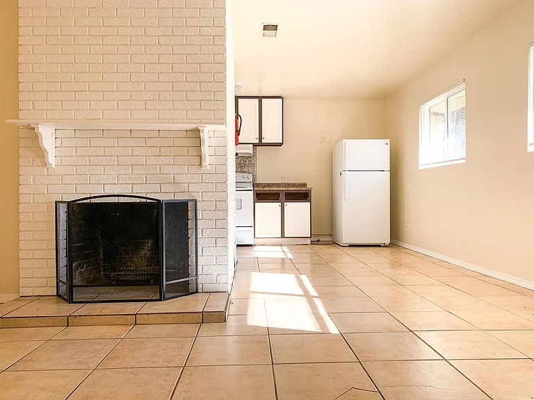 Spacious 2 Bedroom Apartment with Fireplace — Photo 10