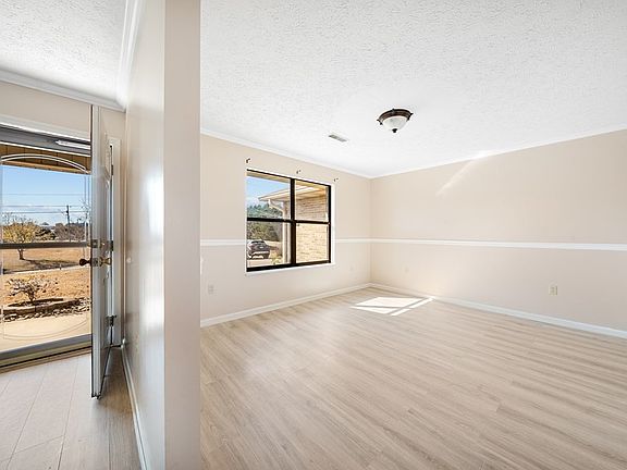 3rd image of 1436 Broadview Cir