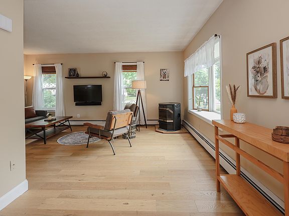 5th image of 221 Waverly Street