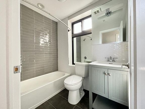 4th image of 45 Clifton Pl #2DD