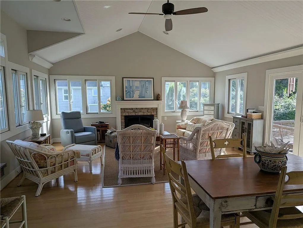 2 bed, 2.0 bath, 2256 sqft, $3,000 — Photo 2
