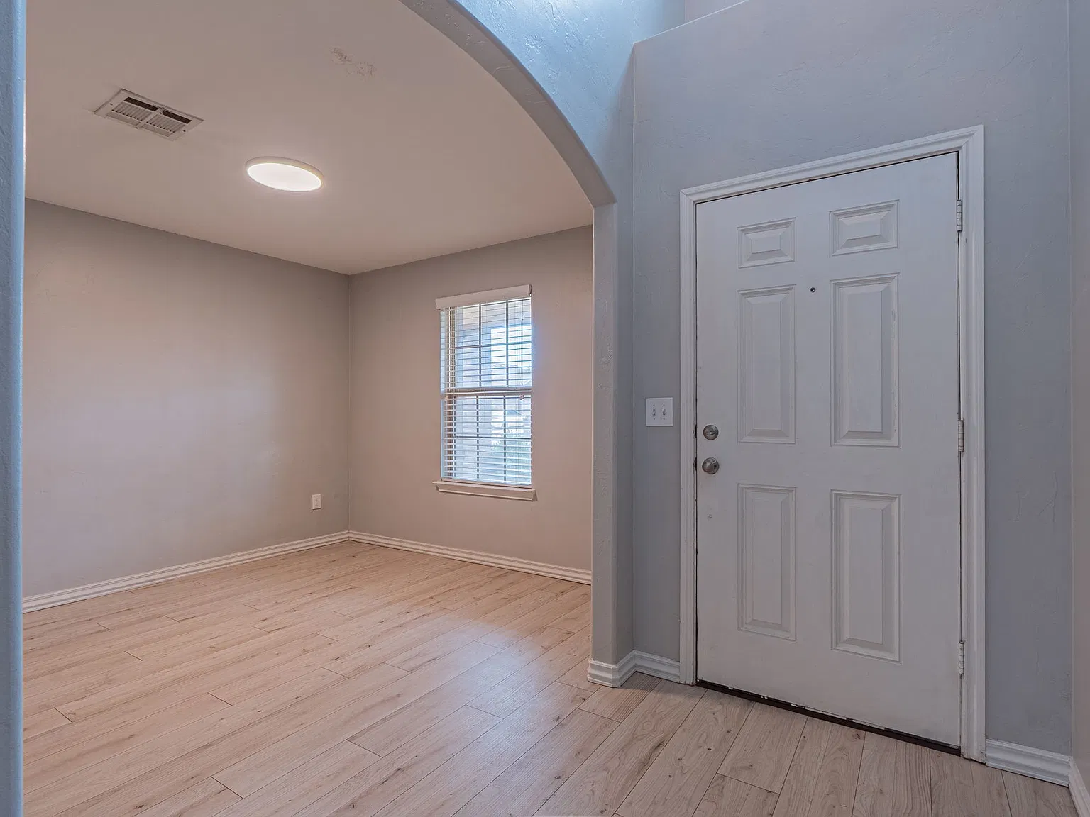 5 bed, 3.5 bath, 2208 sqft, $2,500 — Photo 1