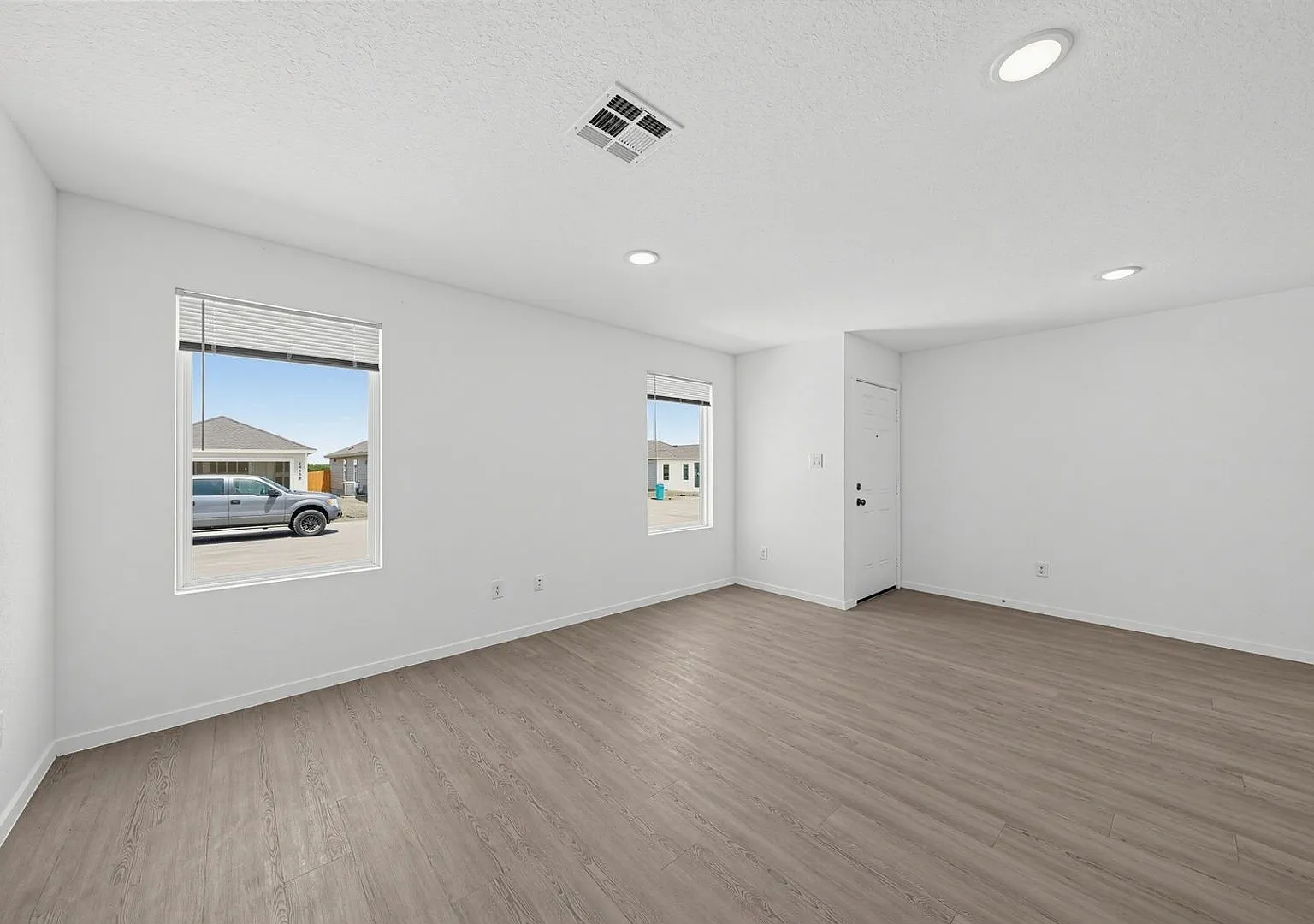 Brand New 4BR House in San Antonio 5 Min to 410 Private Patio Pet Friendly — Photo 3