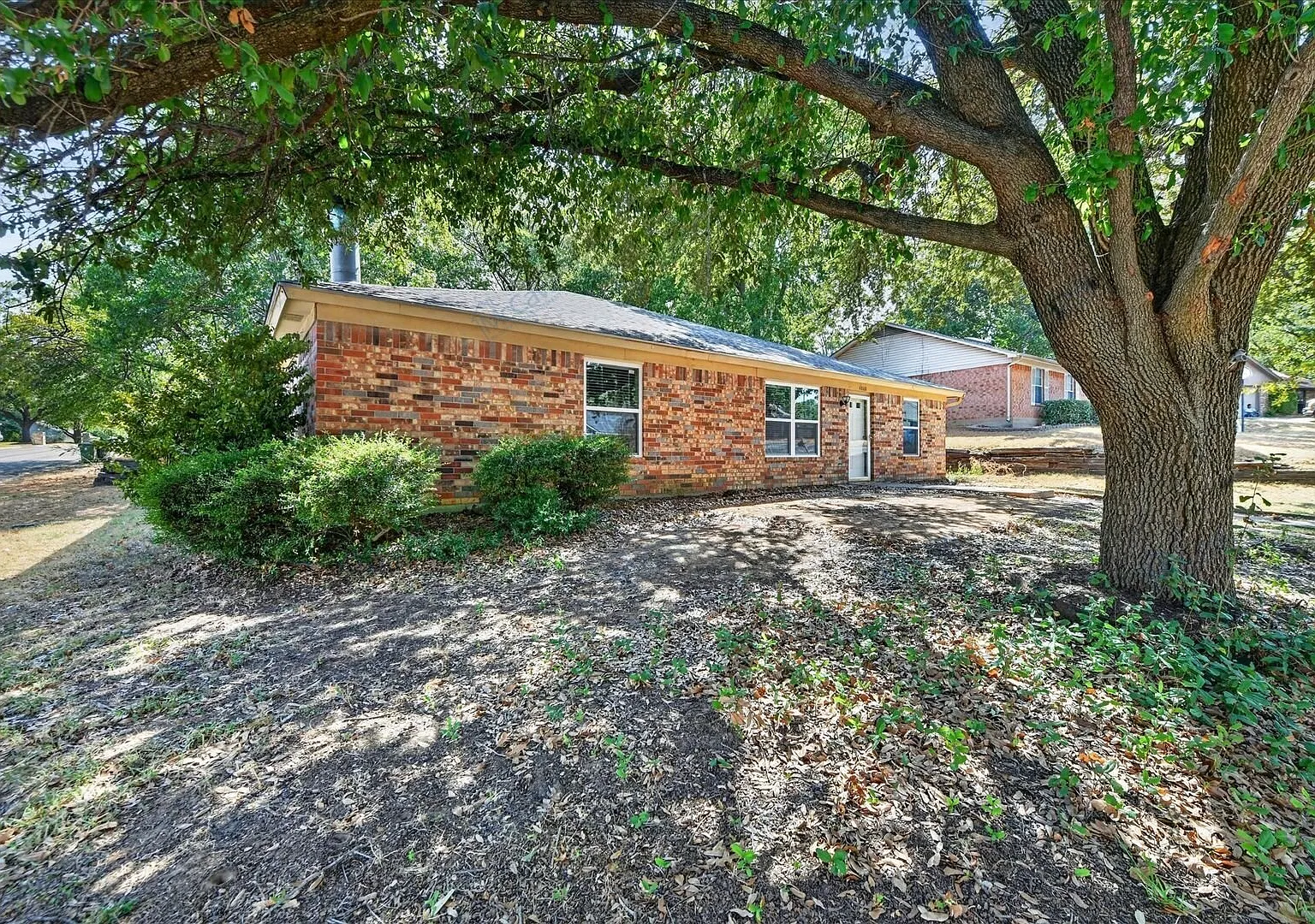 Spacious 3-Bedroom Home with 2-Car Garage in Arlington — Photo 3