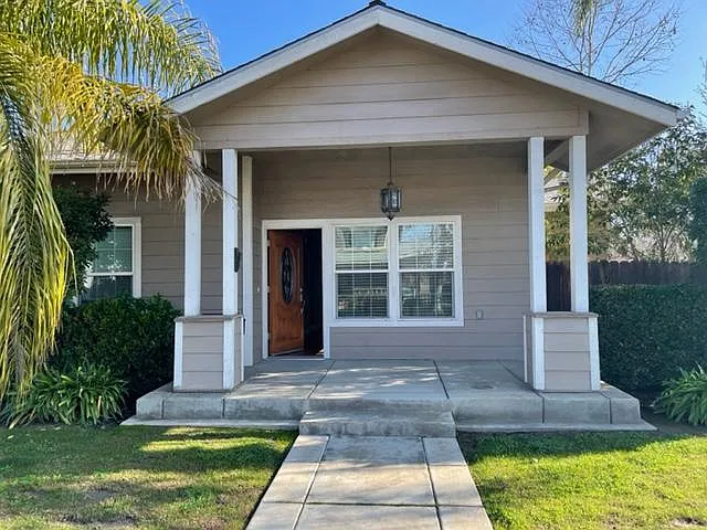 804 N Van Ness Ave — Photo 2