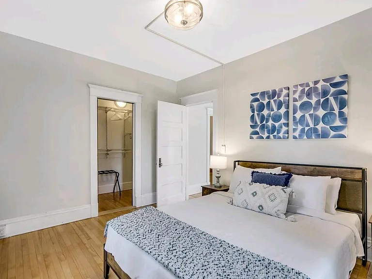 2109 Girard Ave S — Photo 12