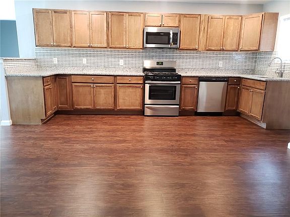 3rd image of 513 Royal Crest Dr