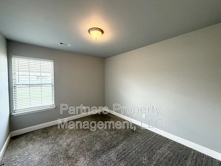 5910 NW Hancock St — Photo 7