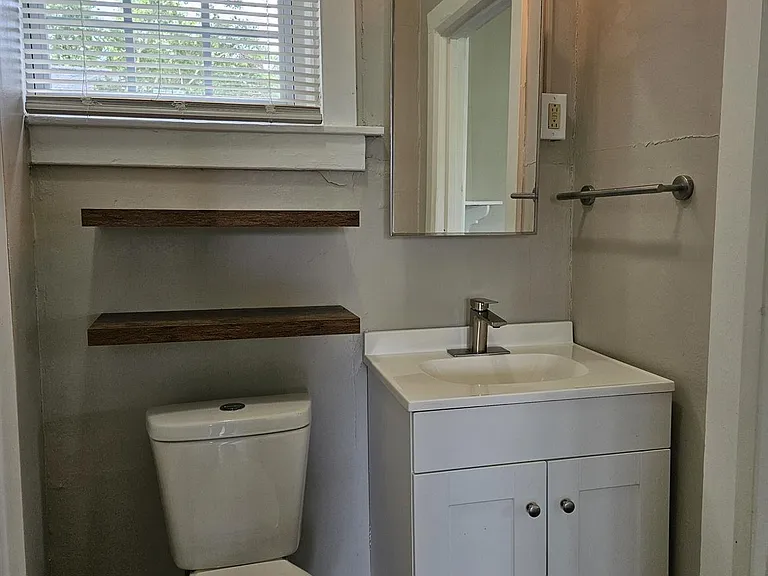 605 Round St — Photo 9