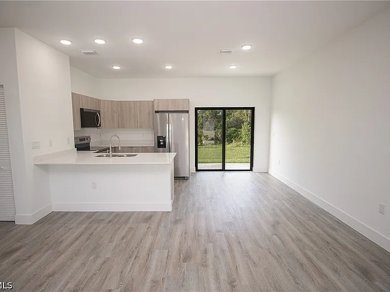 1150 Darling St E — Photo 5