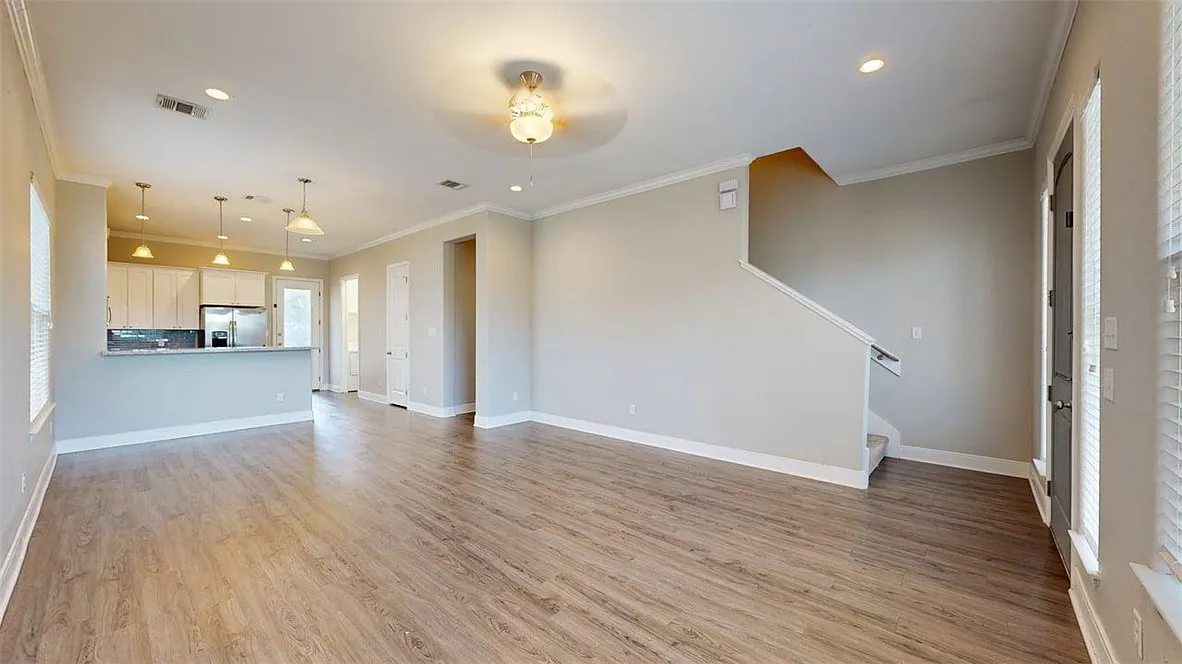 5 bed, 5.5 bath, 2649 sqft, $5,300 — Photo 2