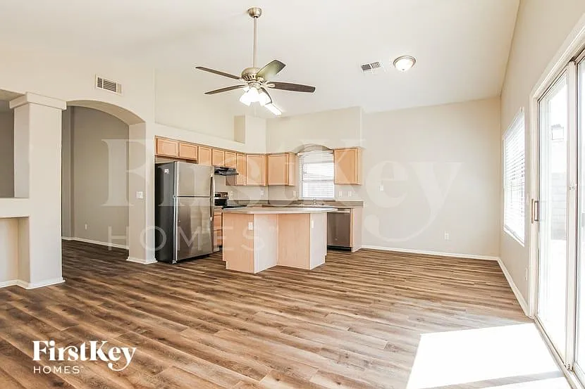 3 bed, 2.0 bath, 1502 sqft, $1,745 — Photo 3