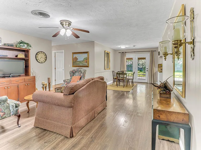 805 Bluebonnet Ln — Photo 33
