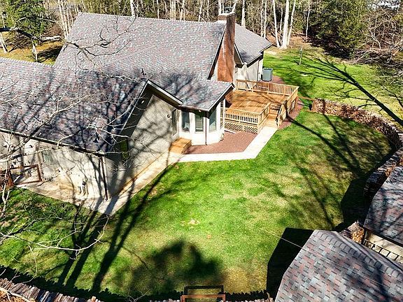 5th image of 988 Laurel Ln