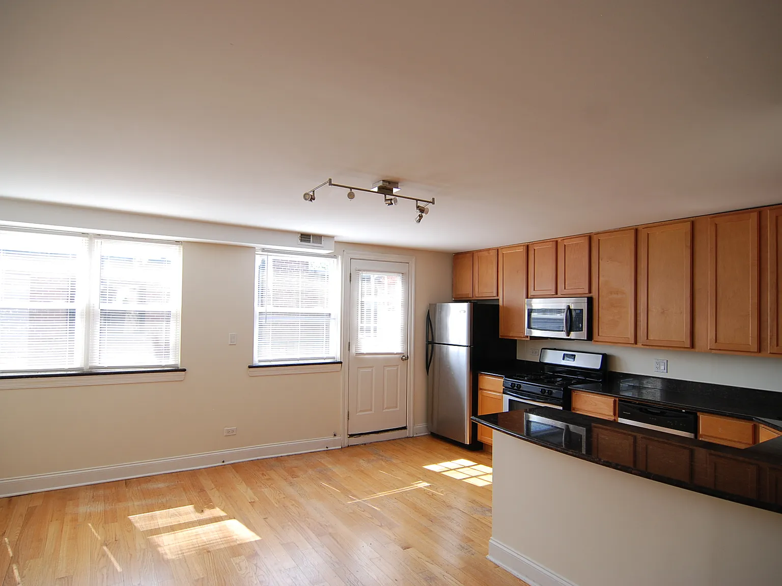 2 bed, 800 sqft, $1,695 — Photo 2