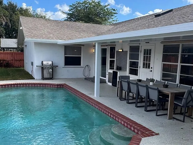 1860 Primrose Ln — Photo 10