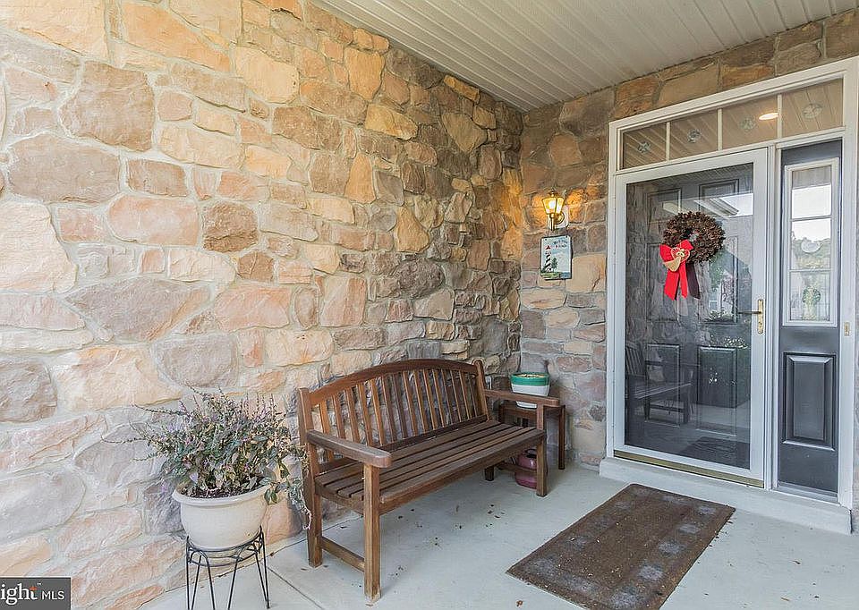 2nd image of 637 N Settlers Cir