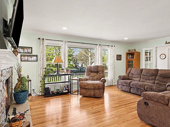 5th image of 309 Graham St