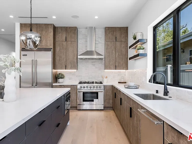 14602 Morrison St — Photo 7