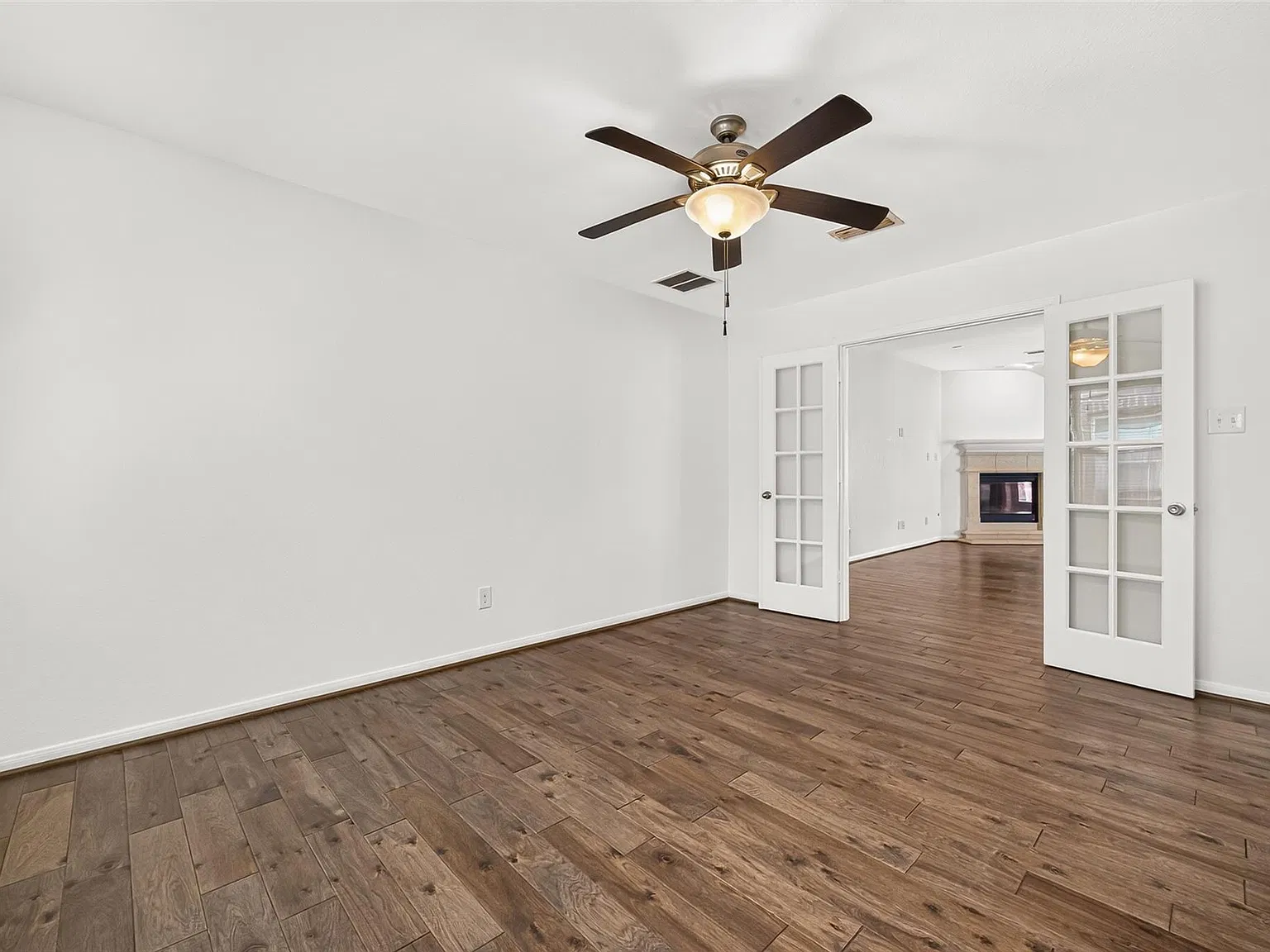 3 bed, 2.0 bath, 2102 sqft, $2,300 — Photo 4