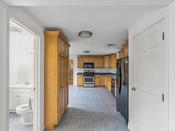 5th image of 584-584A Randolph Ave