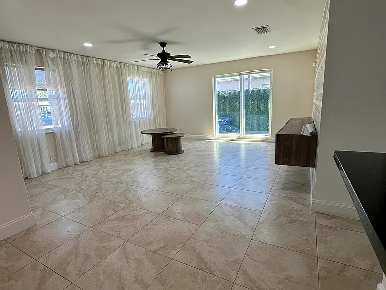 5605 SW 24th Ave — Photo 5