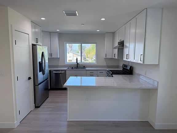 4th image of 1048 S Mollison Ave